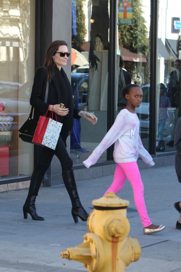 Angelina Jolie en compagnie de Zahara et Shiloh à Calabasas, Los Angeles, le 29 décembre.