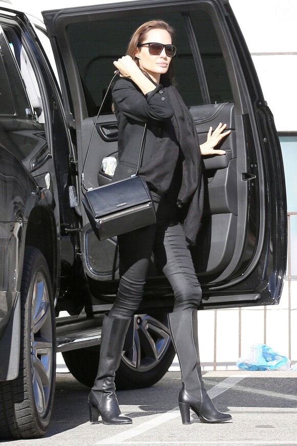 Angelina Jolie guérie, à Calabasas, Los Angeles, le 29 décembre.
