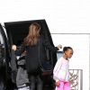 Angelina Jolie en compagnie de Zahara et Shiloh pour une cure de shopping à Calabasas, Los Angeles, le 29 décembre.