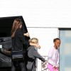 Angelina Jolie en compagnie de Zahara et Shiloh pour une cure de shopping à Calabasas, Los Angeles, le 29 décembre.