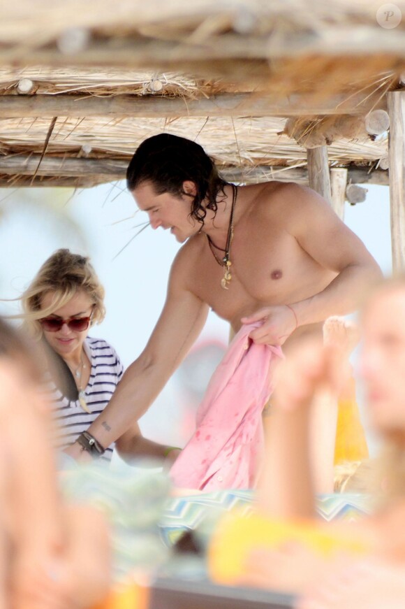 Orlando Bloom (avec une charmante blonde) en vacances à Cancun, le 28 décembre 2014.