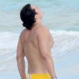 Orlando Bloom expose sa cicatrice en vacances à Cancun, le 28 décembre 2014.