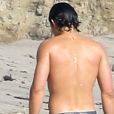 La cicatrice dorsale d'Orlando Bloom, ici à Santa Barbara le 20 avril 2014.