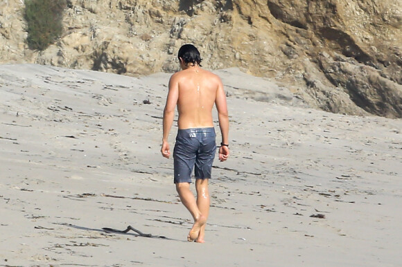 La cicatrice dorsale d'Orlando Bloom, ici à Santa Barbara le 20 avril 2014.