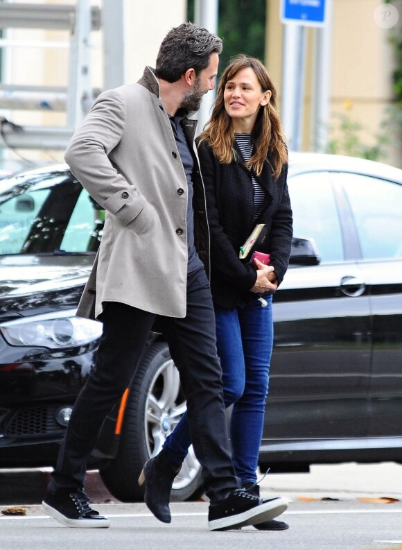 Ben Affleck et sa femme Jennifer Garner, complices dans les rues de Brentwood, le 11 décembre 2014. 