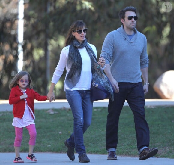 Ben Affleck et sa femme Jennifer Garner emmenent leurs filles Violet et Seraphina au parc a Pacific Palisades, le 24 novembre 2013. 