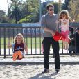  Ben Affleck et sa femme Jennifer Garner emmenent leurs filles Violet et Seraphina au parc a Pacific Palisades, le 24 novembre 2013. 