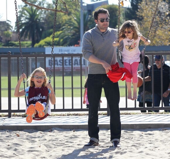 Ben Affleck et sa femme Jennifer Garner emmenent leurs filles Violet et Seraphina au parc a Pacific Palisades, le 24 novembre 2013.