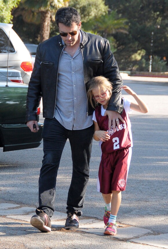 Ben Affleck emmene sa fille Violet a son match de basketball alors que Jennifer Garner fait du shopping au marche de Gelson avant de les rejoindre a Brentwood, le 10 novembre 2013