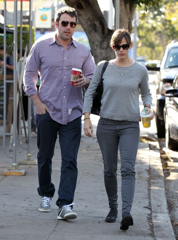 Ben Affleck et Jennifer Garner s'arretent au Starbucks de Santa Monica avant d'aller chercher leur fille Violet a l'ecole, le 7 novembre 2013 