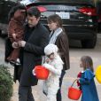  Ben Affleck et Jennifer Garner emmenent leurs enfants Violet, Seraphina, et Samuel "trick-or-treating" pour Halloween a Santa Monica, le 31 octobre 2013  