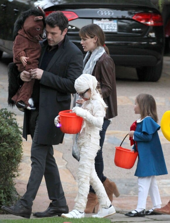 Ben Affleck et Jennifer Garner emmenent leurs enfants Violet, Seraphina, et Samuel "trick-or-treating" pour Halloween a Santa Monica, le 31 octobre 2013 