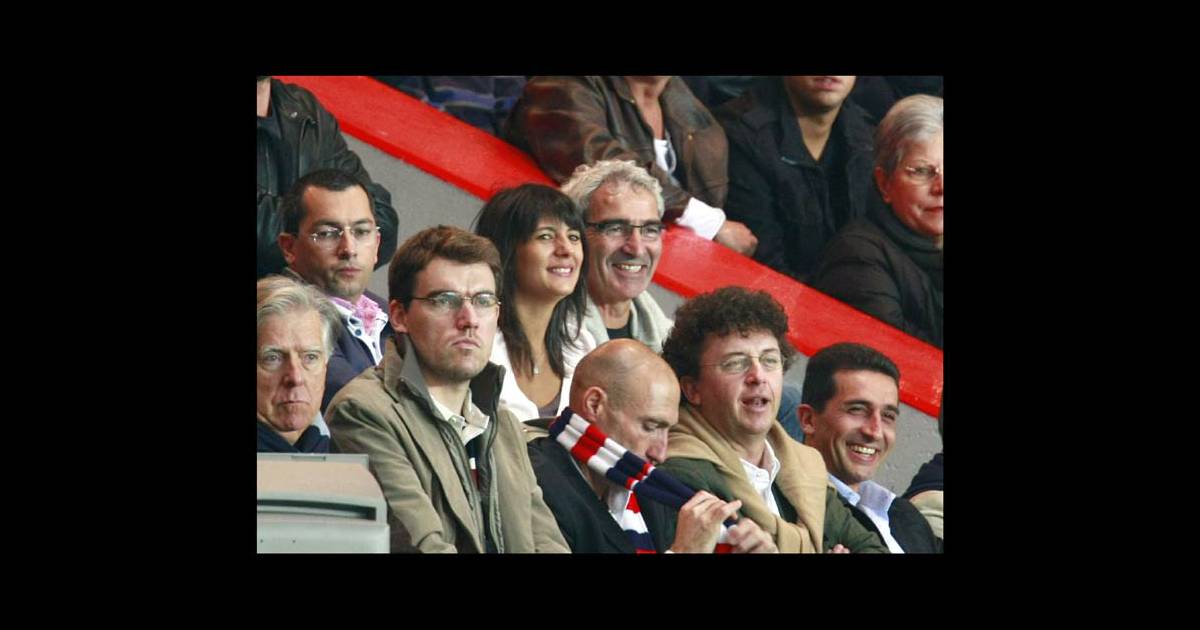 Estelle Denis et Raymond Domenech assistent au match PSG ...