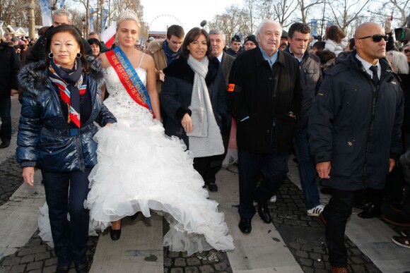 Jeanne d'Hauteserre (maire du 8e arrondissement), Esmeralda (Foire du Trône 2014/2015) reine des forains de France, Anne Hidalgo, Marcel Campion - Parade du jour de l'an des Champs-Elysées à Paris, le 1er janvier 2015.