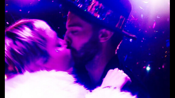 Miley Cyrus: Acceptée par les Schwarzenegger, elle embrasse Patrick avec passion