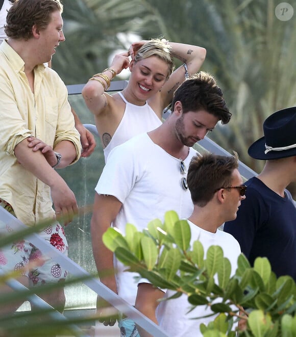 Miley Cyrus et son petit ami Patrick Schwarzenegger se promènent avec des amis à Miami, le 5 décembre 2014  