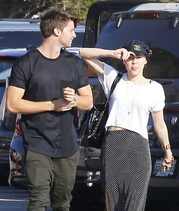 Exclusif - Miley Cyrus et son petit-ami Patrick Schwarzenegger se promènent avec un ami à Malibu, le 30 novembre 2014. 