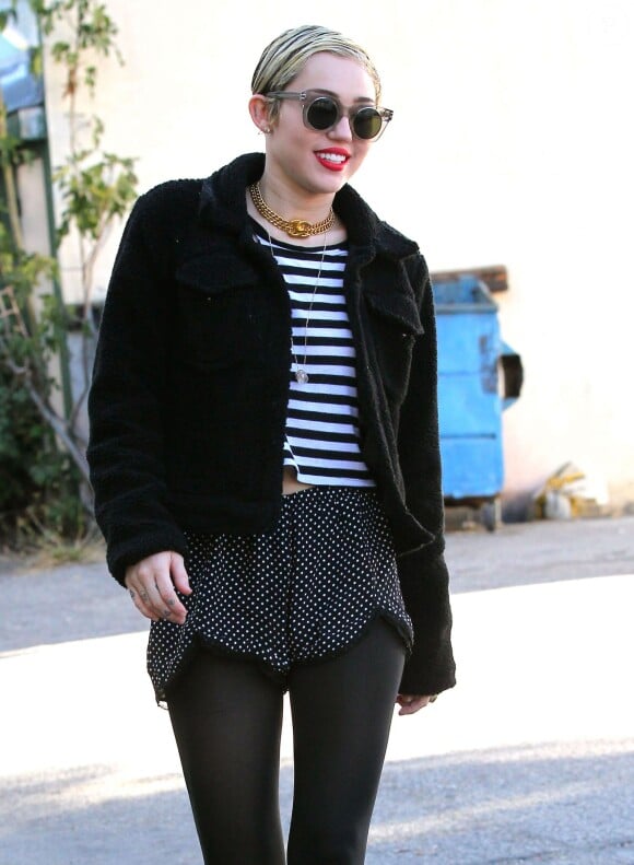 Miley Cyrus (collier Chanel) dans les rues de Los Angeles, le 16 novembre 2014.  