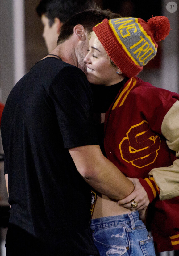 Miley Cyrus et Patrick Schwarzenegger confirment la rumeur, comme quoi il serait ensemble, en s'embrassant et en se tenant amoureusement lors d'un match de football à Los Angeles. Le 13 novembre 2014 