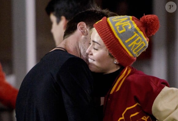 Miley Cyrus et Patrick Schwarzenegger confirment la rumeur, comme quoi il serait ensemble, en s'embrassant et en se tenant amoureusement lors d'un match de football à Los Angeles. Le 13 novembre 2014  