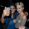 Miley Cyrus pose avec ses fans à New York le 6 septembre 2014. 