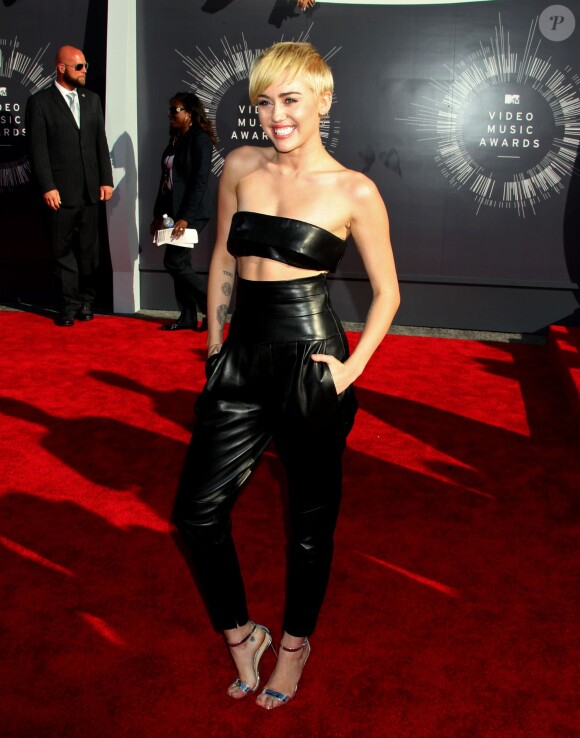 Miley Cyrus arrivant à la cérémonie des MTV Video Music Awards 2014 au Forum à Inglewood, le 24 août 2014. 