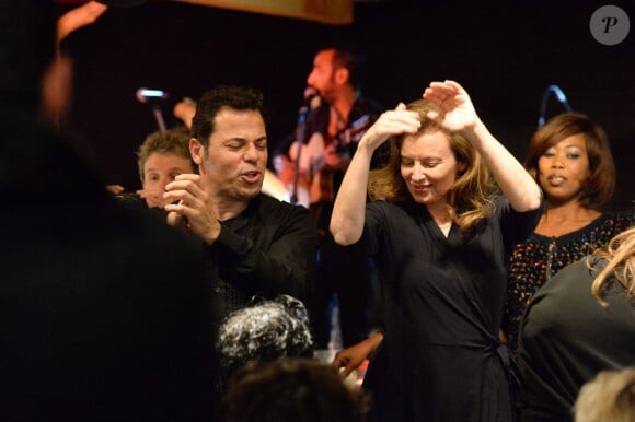 Exclusif - Valérie Trierweiler a dansé toute la nuit du jeudi 25 au vendredi 26 décembre 2014 en compagnie d'un mystérieux inconnu et de ses fils au restaurant éphémère la Bodéga au village de Noël sur les Champs-Elysées avec son ami Marcel Campion, l'organisateur du village de Noël.