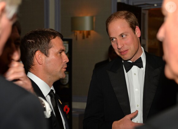 Le prince William et Michael Owen lors du dîner d'anniversaire des 150 ans de la Fédération Anglaise de Foot aux Grand Connaught Rooms de Londres, le 26 octobre 2013