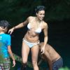 Exclusif - Michelle Rodriguez explore la grotte "Gran Cenote", à Talum au Mexique, avant de plonger dans ses eaux claires, le 30 décembre 2014.