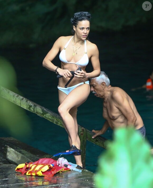 Exclusif - Michelle Rodriguez, en bikini, et ses amis explorent la grotte "Gran Cenote", à Talum au Mexique, avant de plonger dans ses eaux claires, le 30 décembre 2014.