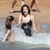 Exclusif - Stephanie Seymour profite de la plage le jour de Noël à Maui à Hawaï, le 25 décembre 2014. A 46 ans, Stephanie Seymour joue dans les vagues avec sa fille.