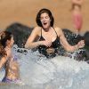 Exclusif - Stephanie Seymour profite de la plage le jour de Noël à Maui à Hawaï, le 25 décembre 2014. A 46 ans, Stephanie Seymour joue dans les vagues avec sa fille.