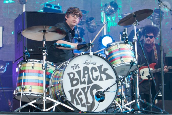 Patrick Carney du groupe The Black Keys sur la scène du Pyramid Stage au Glastonbury Festival le 29 juin 2014