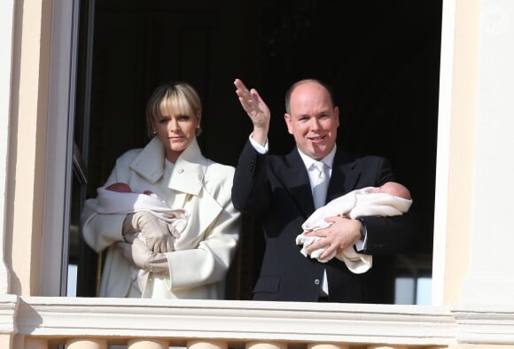 Le prince Albert II et la princesse Charlene de Monaco ont présenté officiellement leurs jumeaux la princesse Gabriella et le prince héréditaire Jacques le 7 janvier 2015 au palais princier, en présence d'une foule nombreuse.