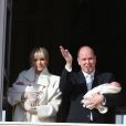  Le prince Albert II et la princesse Charlene de Monaco ont présenté officiellement leurs jumeaux la princesse Gabriella et le prince héréditaire Jacques le 7 janvier 2015 au palais princier, en présence d'une foule nombreuse. 