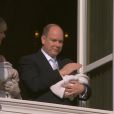 Le prince Albert II et la princesse Charlene de Monaco ont présenté officiellement leurs jumeaux la princesse Gabriella et le prince Jacques le 7 janvier 2015 au palais princier, en présence d'une foule nombreuse. Grâce aux images de TMC, on a pu découvrir aussi l'émotion qui régnait dans le salon des Glaces, en famille.