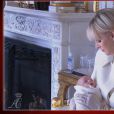 Le prince Albert II et la princesse Charlene de Monaco ont présenté officiellement leurs jumeaux la princesse Gabriella et le prince Jacques le 7 janvier 2015 au palais princier, en présence d'une foule nombreuse. Grâce aux images de TMC, on a pu découvrir aussi l'émotion qui régnait dans le salon des Glaces, en famille.