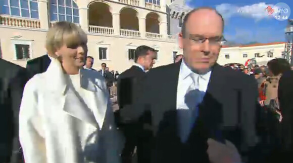 Le prince Albert II de Monaco et la princesse Charlene ont fait part de leur émotion devant les caméras de Monaco Info, le 7 janvier 2015, à l'issue de leur bain de foule pour la présentation des jumeaux Jacques et Gabriella.