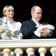  La princesse Charlene de Monaco, avec la princesse Gabriella, et le prince Albert II, avec le prince héréditaire Jacques de Monaco, lors de la présentation officielle des bébés princiers le 7 janvier 2015. 