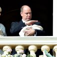  La princesse Charlene de Monaco, avec la princesse Gabriella, et le prince Albert II, protégeant du soleil le prince héréditaire Jacques de Monaco, lors de la présentation officielle des bébés princiers le 7 janvier 2015. 