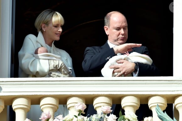 La princesse Charlene de Monaco, avec la princesse Gabriella, et le prince Albert II, protégeant du soleil le prince héréditaire Jacques de Monaco, lors de la présentation officielle des bébés princiers le 7 janvier 2015.