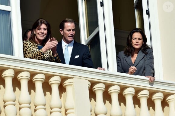 La princesse Caroline de Hanovre et la princesse Stéphanie de Monaco aux fenêtres du salon des Glaces du palais princier, à Monaco, lors de la présentation officielle des jumeaux la princesse Gabriella et le prince héréditaire Jacques, enfants du prince Albert II et de la princesse Charlene, le 7 janvier 2015