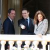 Gad Elmaleh, Louis Ducruet et la princesse Stéphanie de Monaco aux fenêtres du salon des Glaces du palais princier, à Monaco, lors de la présentation officielle des jumeaux la princesse Gabriella et le prince héréditaire Jacques, enfants du prince Albert II et de la princesse Charlene, le 7 janvier 2015