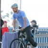 Josh Duhamel fait du vélo avec Axl à Santa Monica, le 4 janvier 2015. 