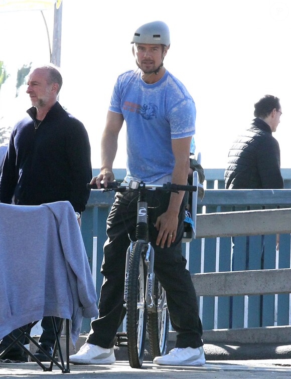 Josh Duhamel fait du vélo avec son fils Axl à Santa Monica, le 4 janvier 2015. 