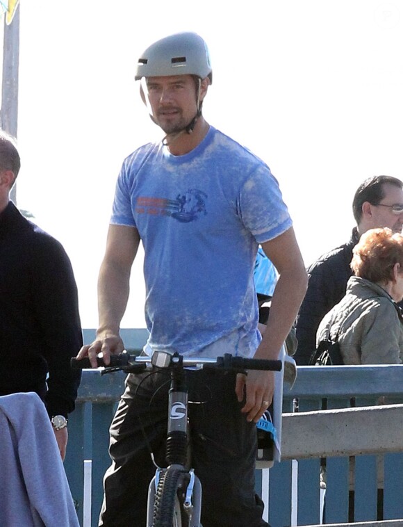 Josh Duhamel fait du vélo avec son fils Axl à Santa Monica, le 4 janvier 2015. 