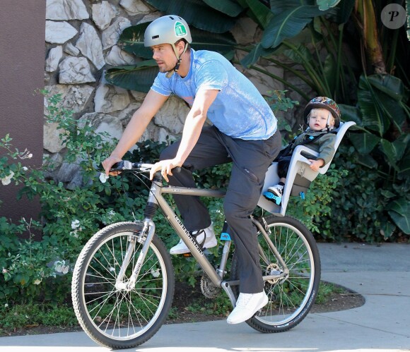 Josh Duhamel fait du vélo avec son fils Axl à Santa Monica, le 4 janvier 2015. 