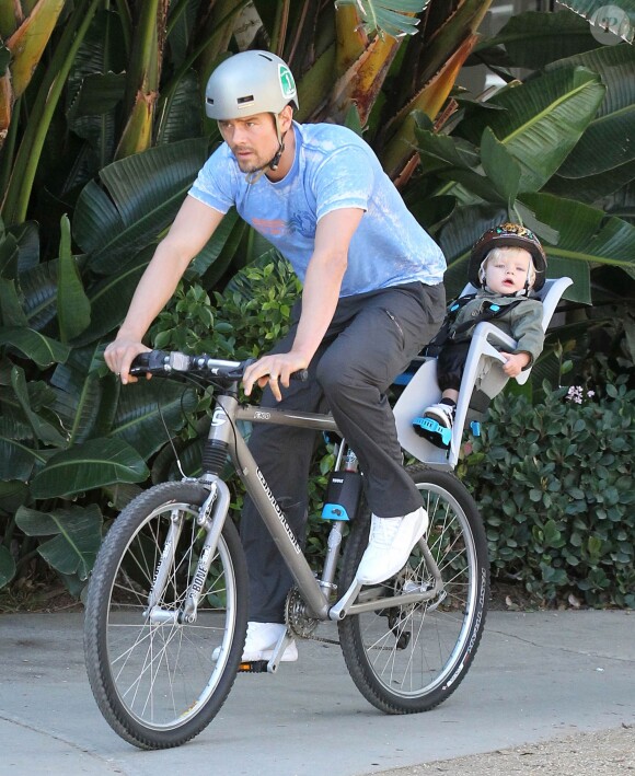 Josh Duhamel fait du vélo avec son fils Axl à Santa Monica, le 4 janvier 2015. 