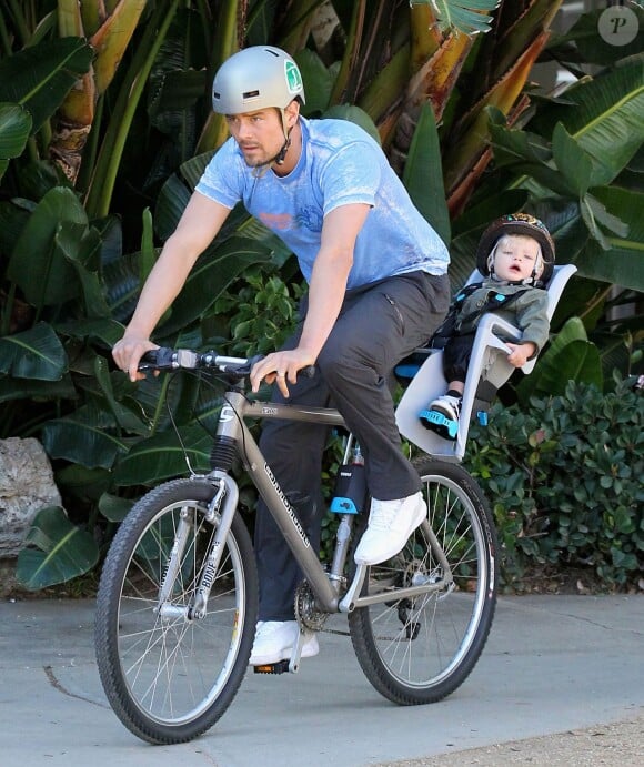 Josh Duhamel fait du vélo avec son fils Axl à Santa Monica, le 4 janvier 2015. 