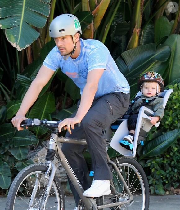 Josh Duhamel fait du vélo avec son fils Axl à Santa Monica, le 4 janvier 2015. 